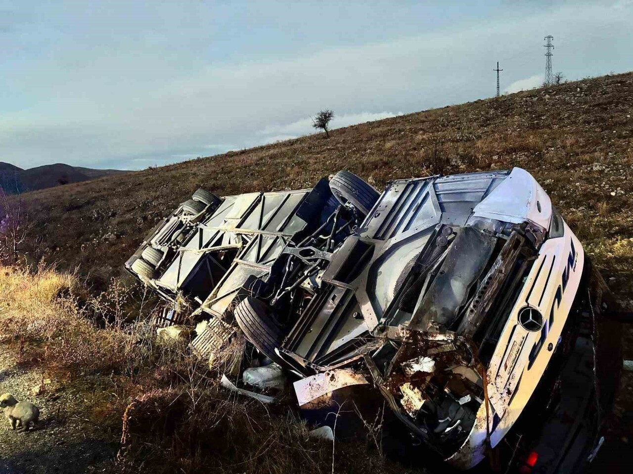AFYONKARAHİSAR'DA KONTROLDEN ÇIKARAK DEVRİLEN YOLCU OTOBÜSÜNDE İLK BELİRLEMELERE GÖRE 2 KİŞİ ÖLDÜ...