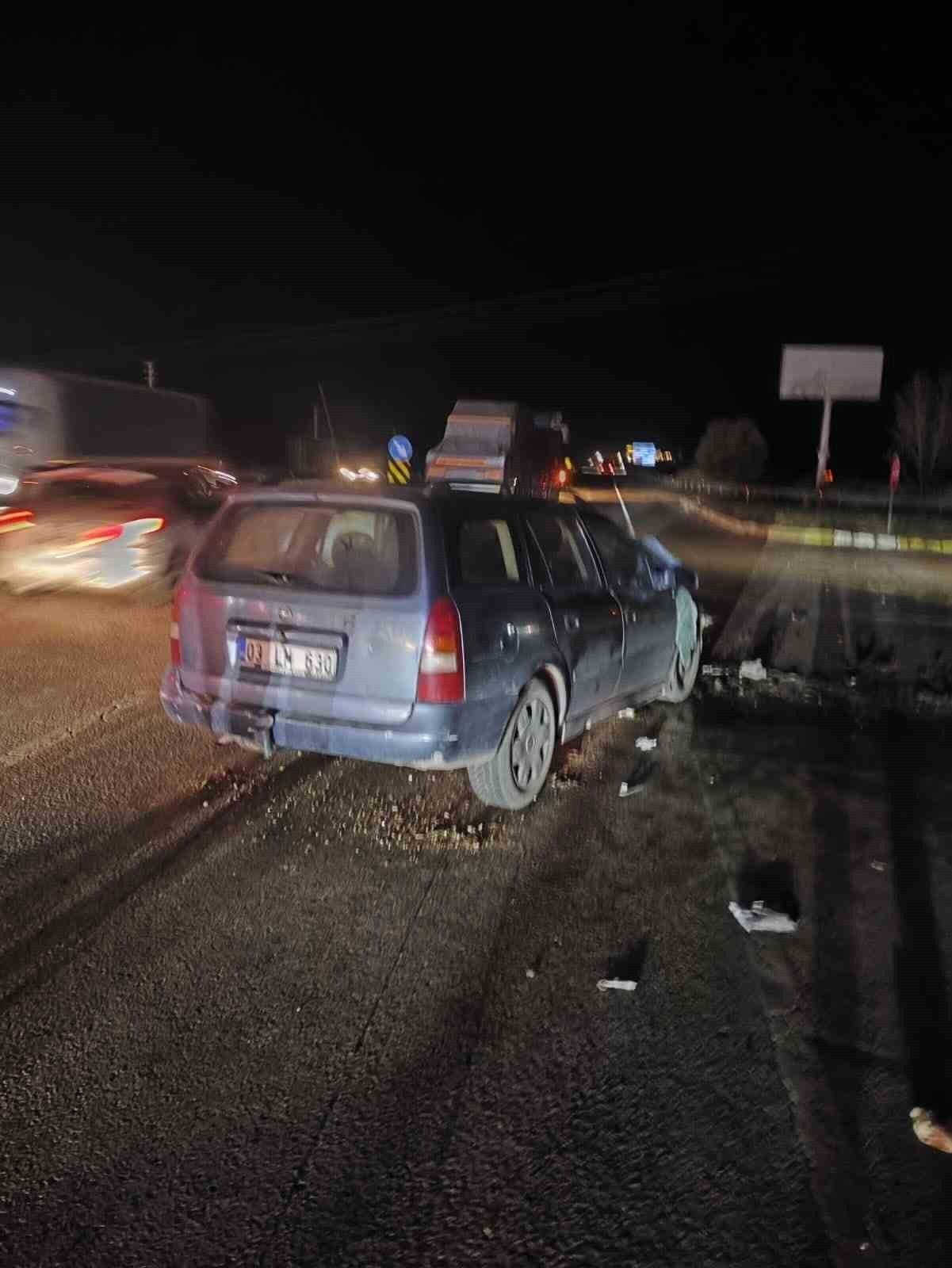 AFYONKARAHİSAR'DA OTOMOBİL İLE OTOBÜSÜN ÇARPIŞMASI SONUCU MEYDANA GELEN TRAFİK KAZASINDA BİR KİŞİ...