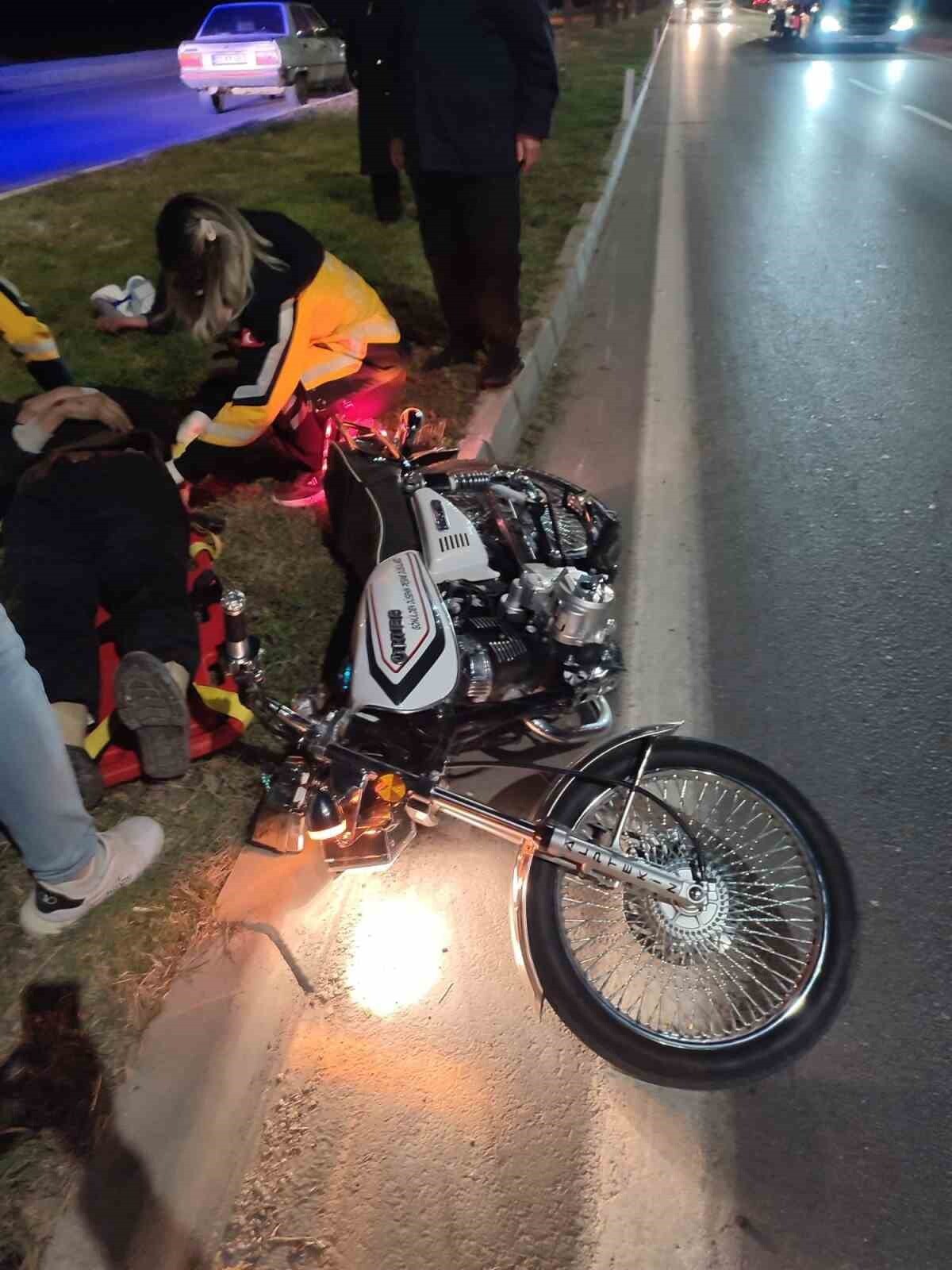 AFYONKARAHİSAR'DA SÜRÜCÜSÜNÜN DİREKSİYON HAKİMİYETİNİ KAYBETMESİ SONUCU KALDIRIMA ÇARPARAK PEYZAJ...