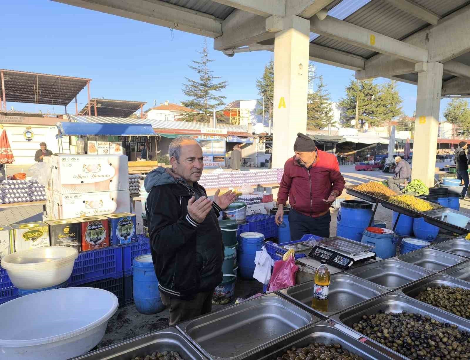 AFYONKARAHİSAR'IN ŞUHUT İLÇESİNDE HAFTA SONU KURULAN SEMT PAZARININ DUA İLE AÇILMA GELENEĞİ DEVAM...