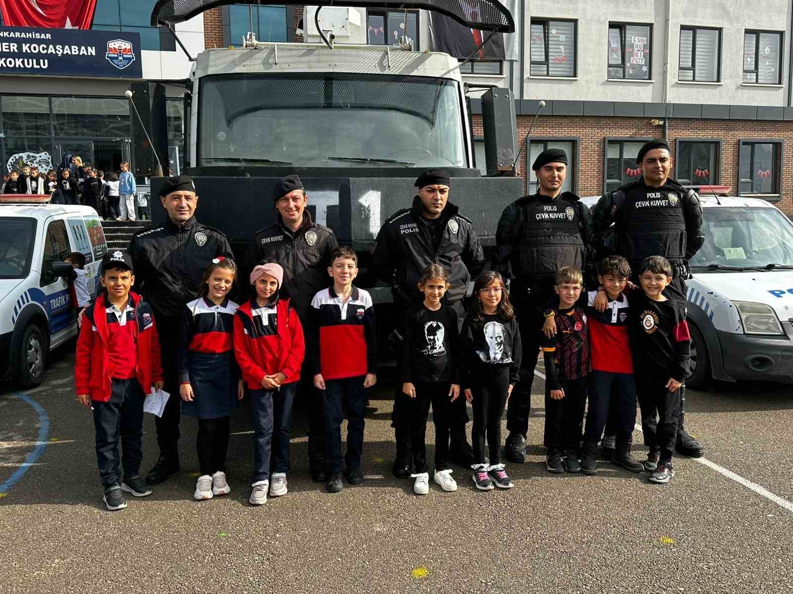 AFYONKARAHİSAR İL EMNİYET MÜDÜRÜ AHMET BİRTAN EROL, 2.'İNCİ SINIF ÖĞRENCİSİ DEFNE SAVRIK BAŞKANLIK...