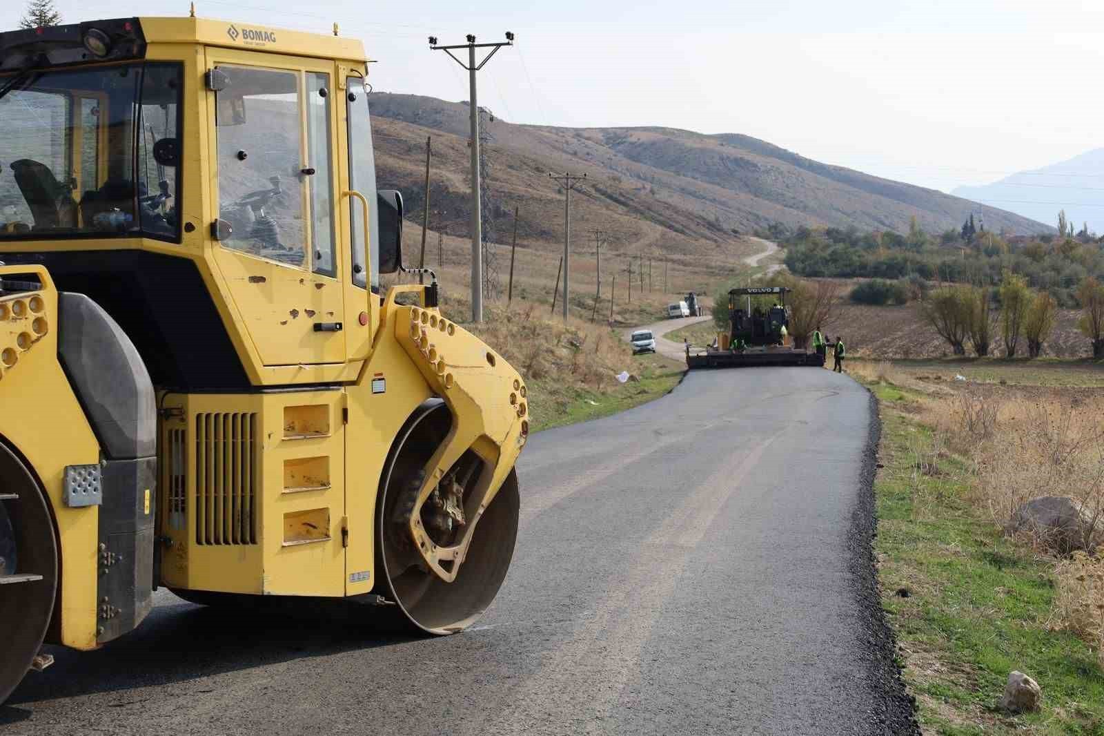 AFYONKARAHİSAR İL ÖZEL İDARESİ TARAFINDAN DİNAR İLÇESİNDE Kİ ULUKÖY-AKÇAKÖY BAĞLANTI YOLUNDA SICAK...