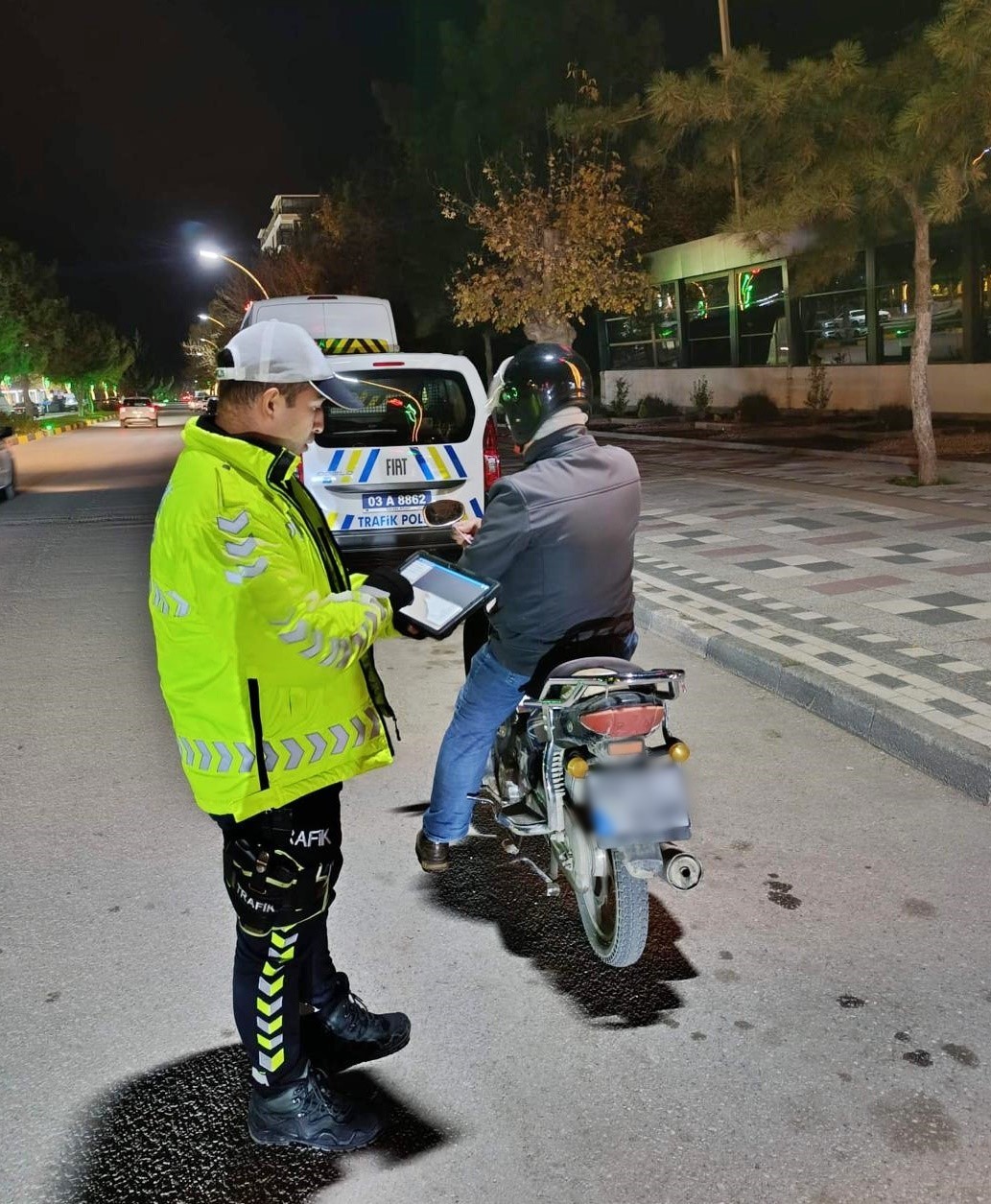 AFYONKARAHİSAR’IN SANDIKLI İLÇESİNDE POLİS TARAFINDAN ‘HUZUR VE ASAYİŞ’ DENETİMİ...