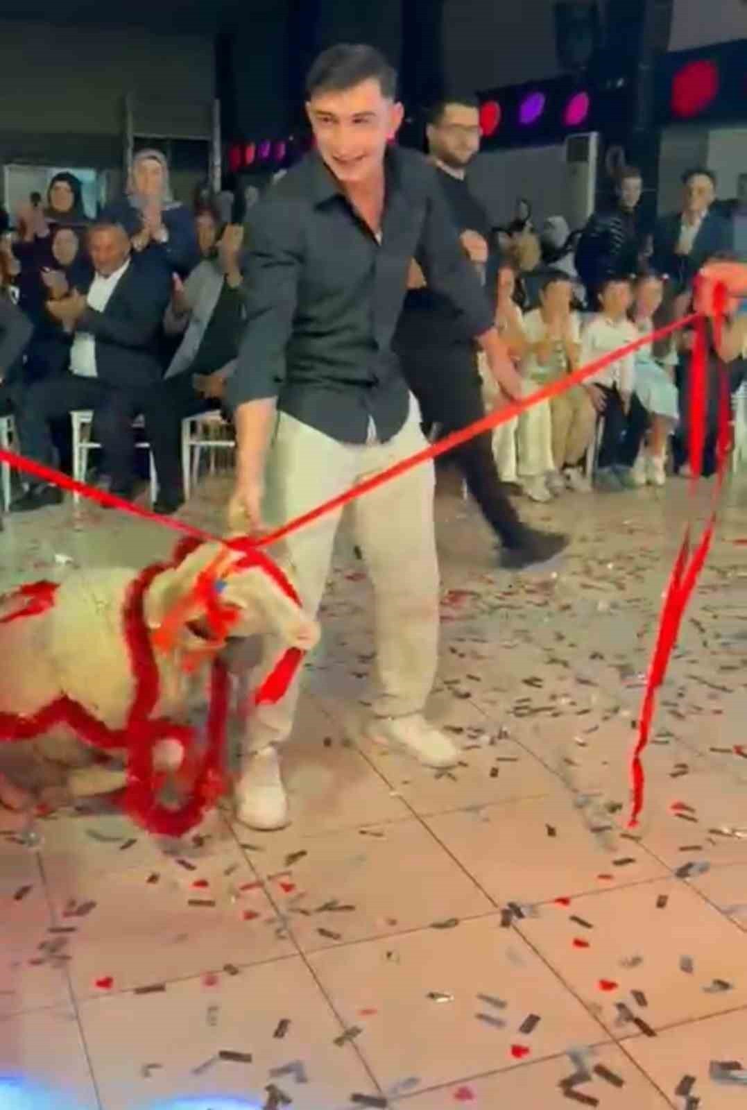 AFYONKARAHİSAR’IN ŞUHUT İLÇESİNDE UNUTULMAZ ANLARIN YAŞANDIĞI BİR DÜĞÜN MERASİMİNDE DAMADA SIRA...