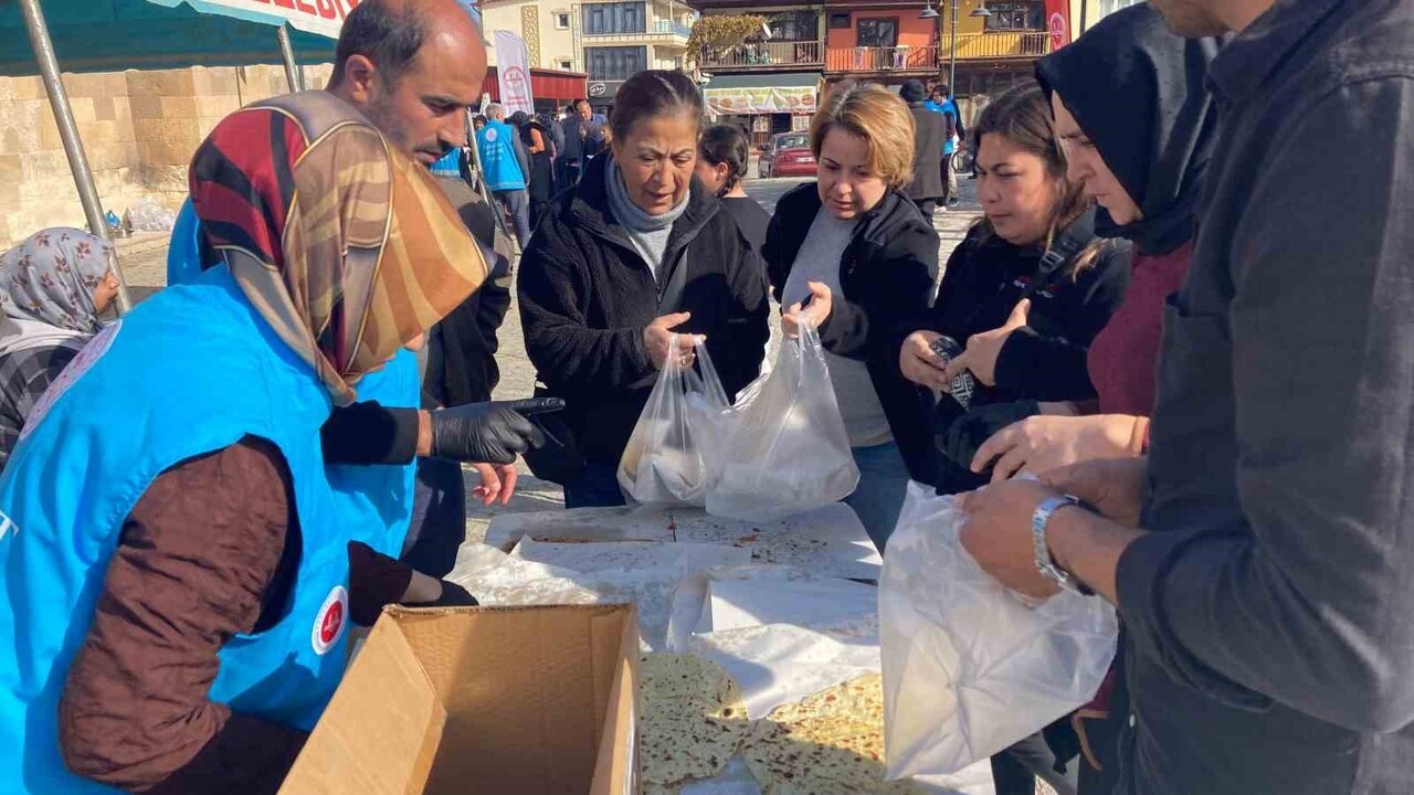 AFYONKARAHİSAR’IN SULTANDAĞI İLÇESİNDE İSRAİL ZULMÜNE MARUZ KALAN FİLİSTİN İÇİN HAYIR ÇARŞISI...