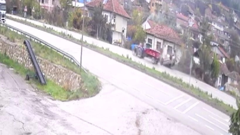 AĞAÇ VE KURU DAL PARÇALARI OTOMOBİLİN EVE ÇARPMASINI ÖNLEDİ.