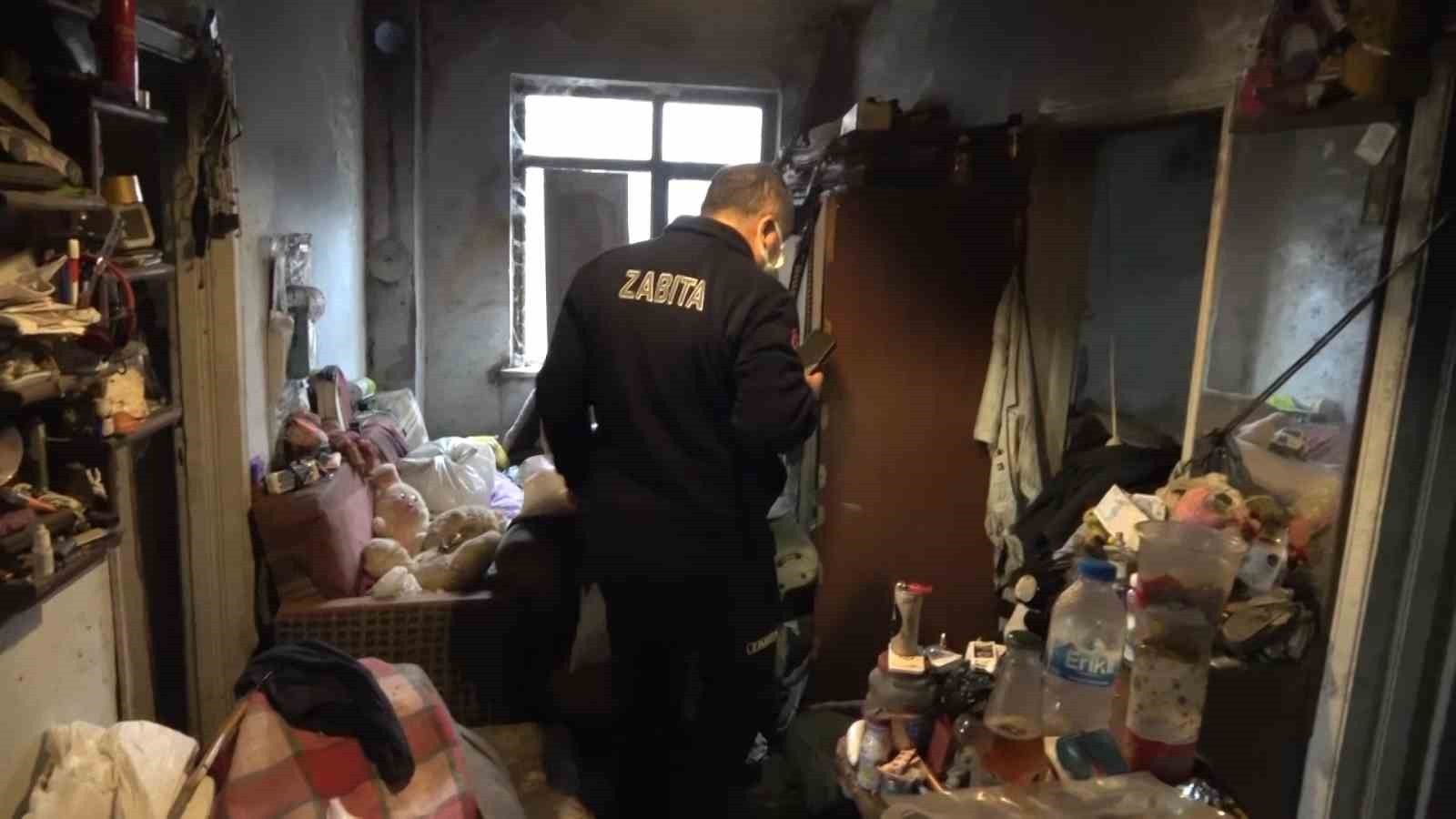 AĞIR KOKU, YEMEK ARTIĞI VE BÖCEKLERİN SARDIĞI EVDEN 2 KAMYON ÇÖP ÇIKTI.