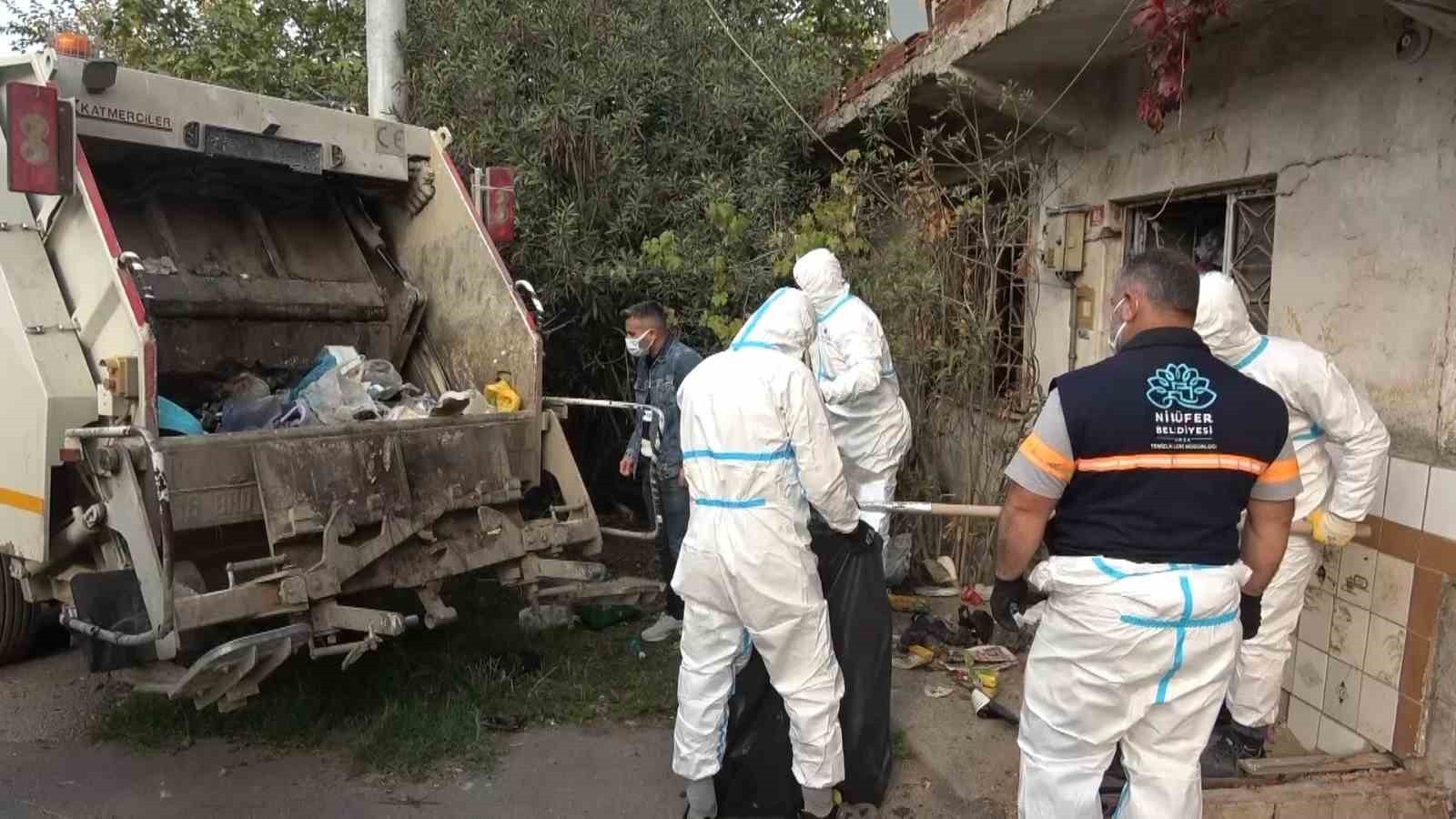 AĞIR KOKU, YEMEK ARTIĞI VE BÖCEKLERİN SARDIĞI EVDEN 2 KAMYON ÇÖP ÇIKTI.