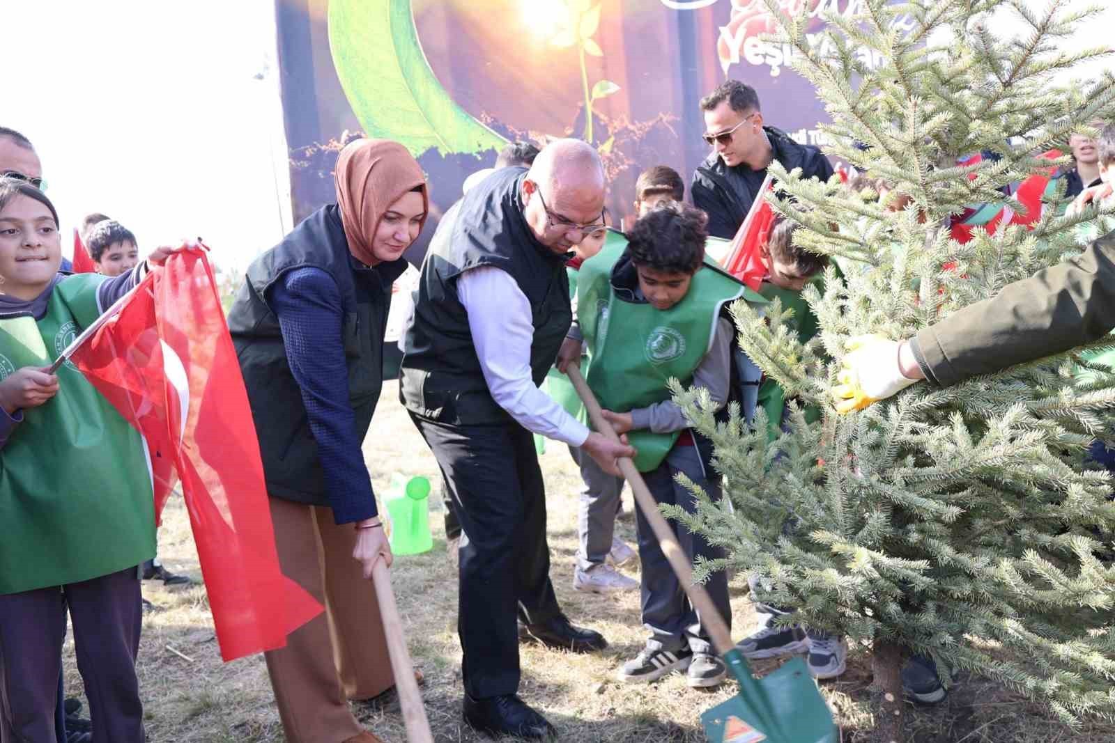 AĞRI’DA BİNLERCE FİDAN TOPRAKLA BULUŞTU