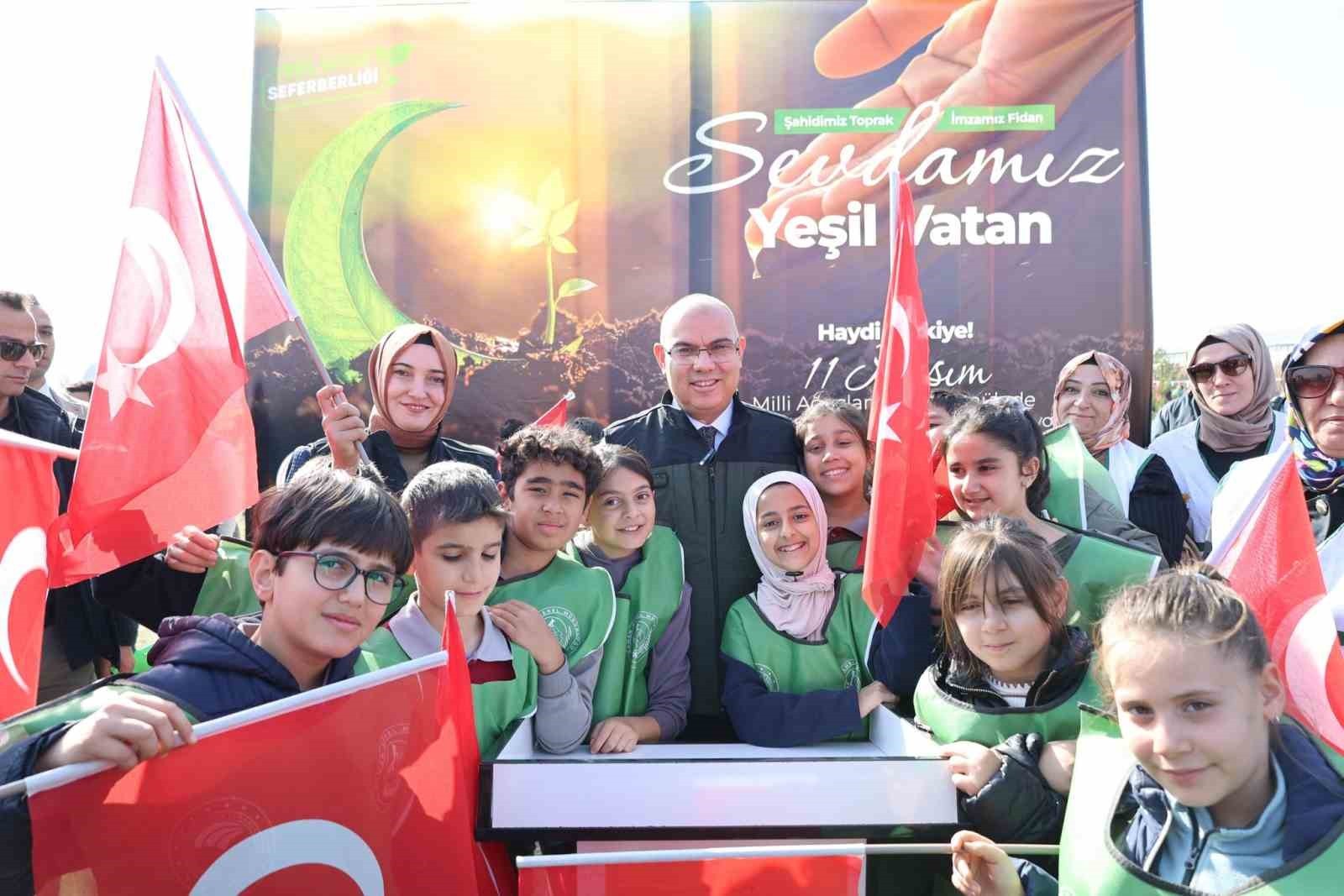 AĞRI’DA BİNLERCE FİDAN TOPRAKLA BULUŞTU