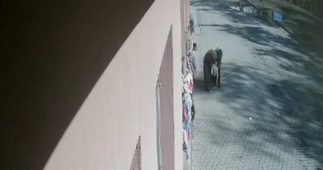 AĞRI’DA BOĞAZINA ŞEKER KAÇMASI NEDENİYLE NEFES ALMAKTA GÜÇLÜK ÇEKEN 3 YAŞINDAKİ ÇOCUK, OKULDA...