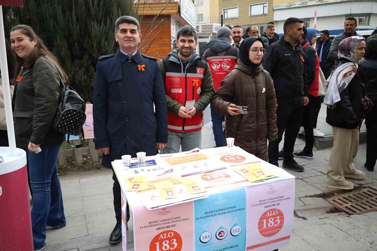 AĞRI’DA KADINA YÖNELİK ŞİDDETE KARŞI FARKINDALIK YÜRÜYÜŞÜ