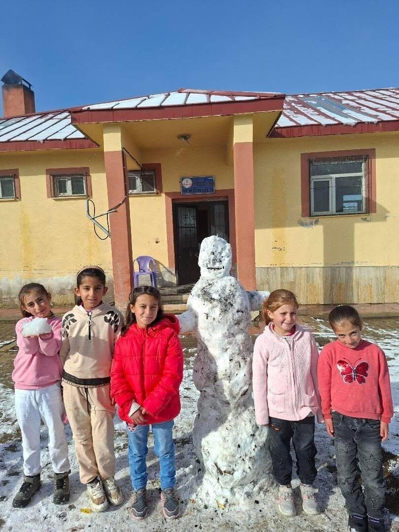 AĞRI’DA ÖĞRENCİLER YILIN İLK KARDAN ADAMINI YAPTI