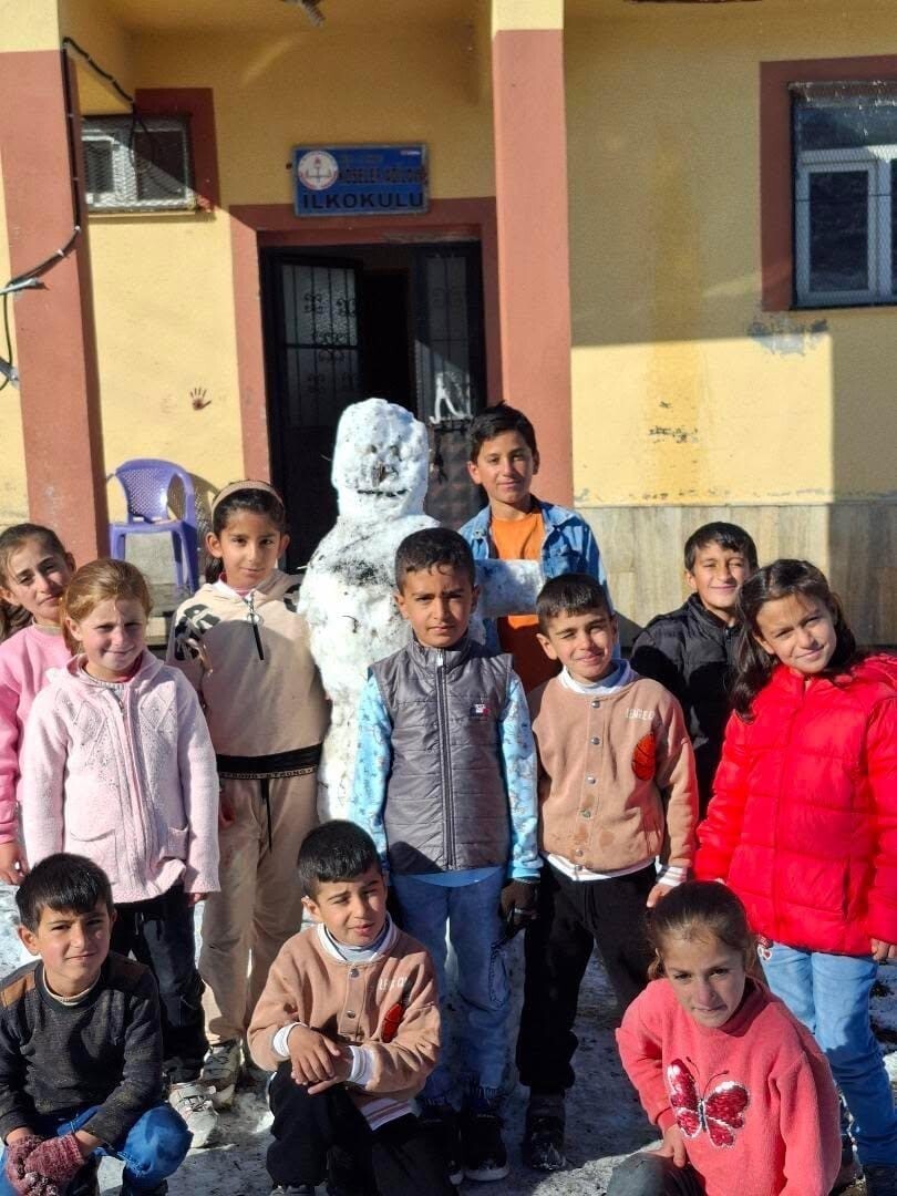 AĞRI’DA ÖĞRENCİLER YILIN İLK KARDAN ADAMINI YAPTI