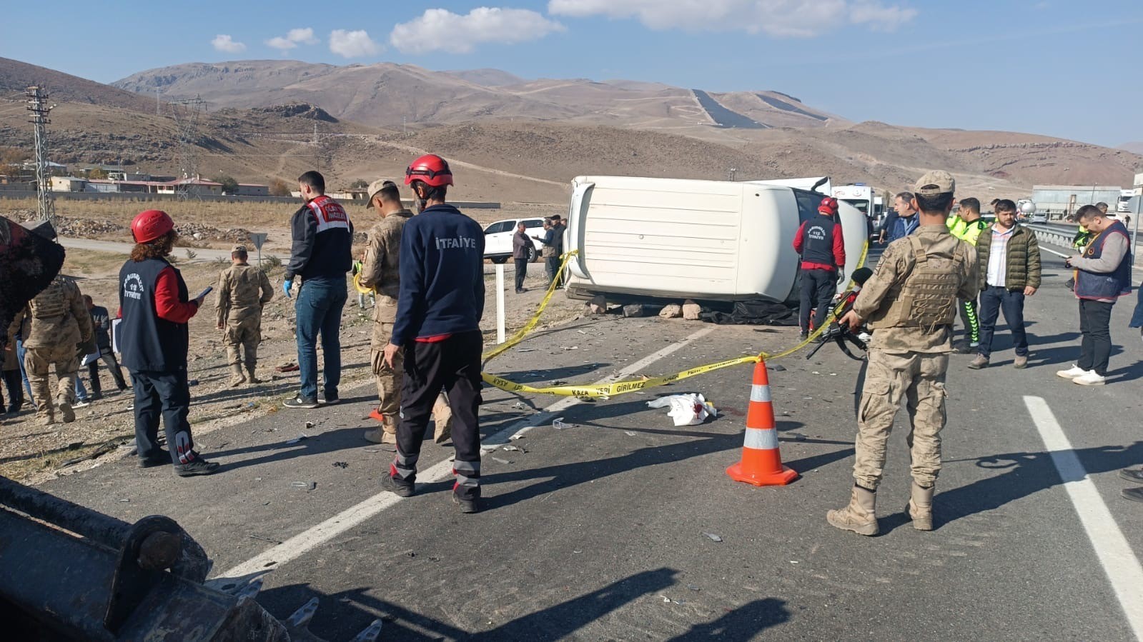 AĞRI’DA OTOMOBİLLE MİNİBÜS ÇARPIŞTI: 1 ÖLÜ, 2 AĞIR YARALI