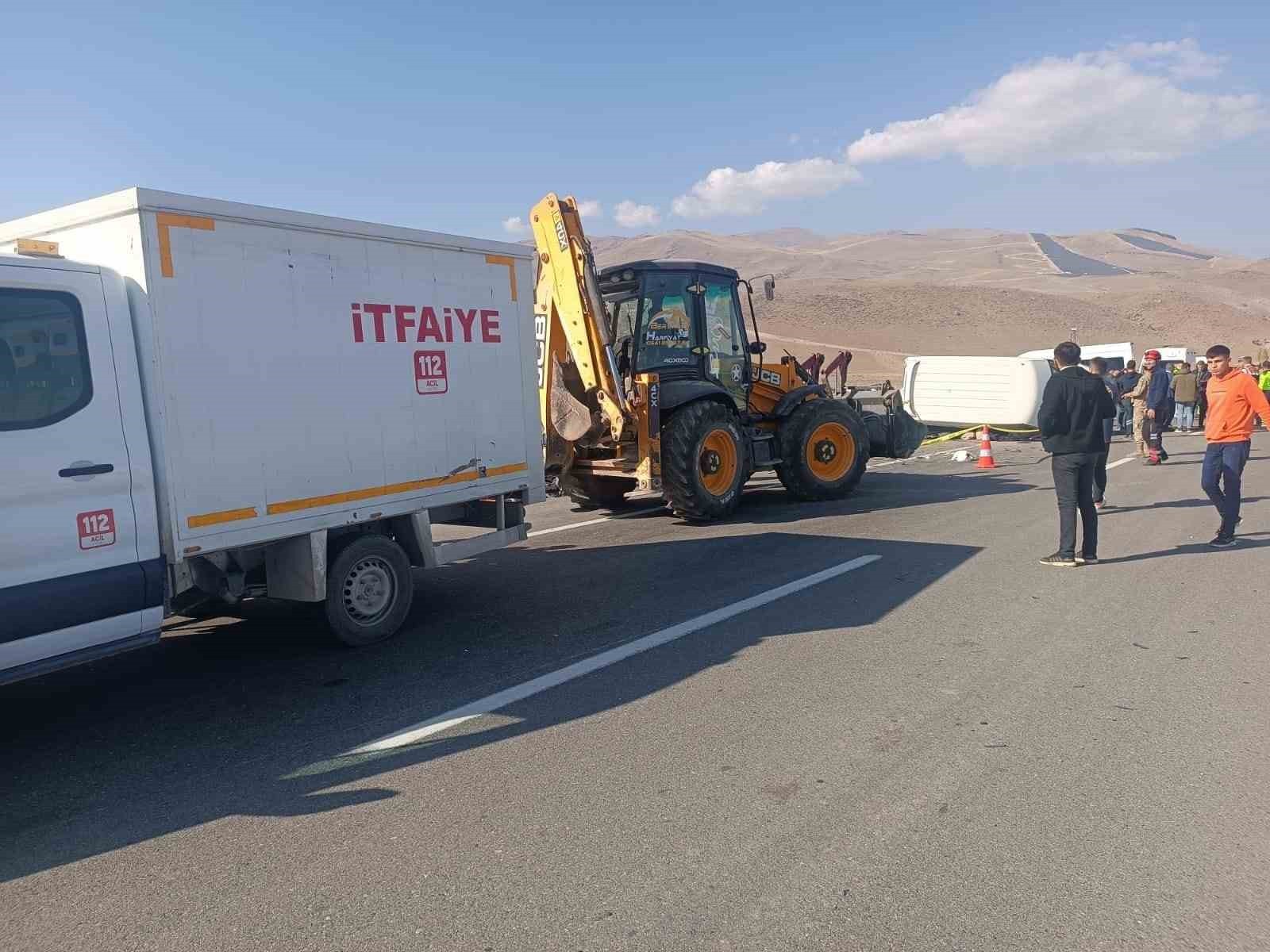 AĞRI’DA OTOMOBİLLE MİNİBÜS ÇARPIŞTI: 1 ÖLÜ, 2 AĞIR YARALI