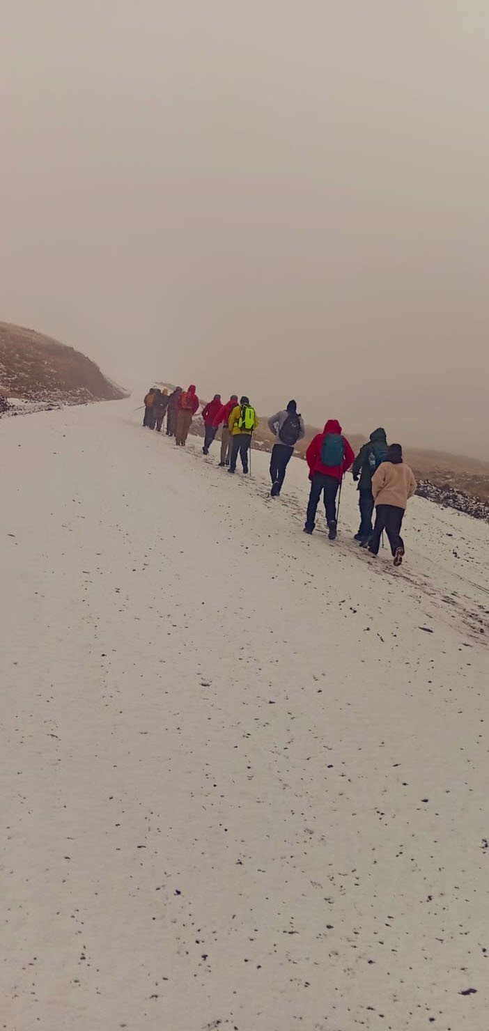 AĞRI DAĞI’NDA KAR YAĞIŞINA RAĞMEN 27 DAĞCI TIRMANIŞA GEÇTİ