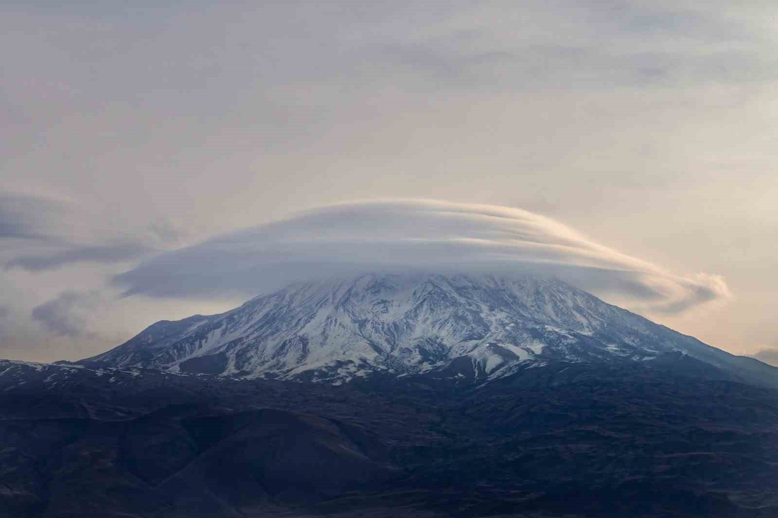 AĞRI DAĞI’NDA "TAÇ BULUTU" BÜYÜLEDİ