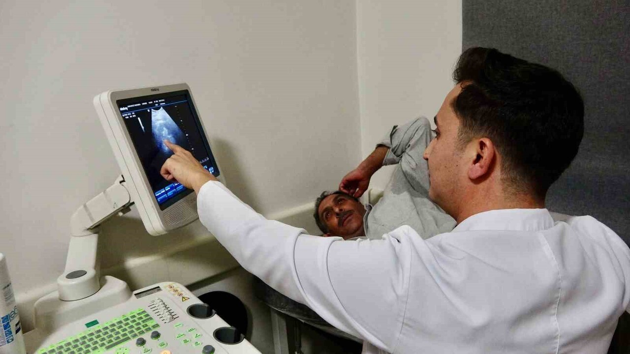 AĞRI EĞİTİM VE ARAŞTIRMA HASTANESİ'NDE İLK KEZ UYGULANAN KAPALI BÖBREK AMELİYATI, HEM HASTANIN...