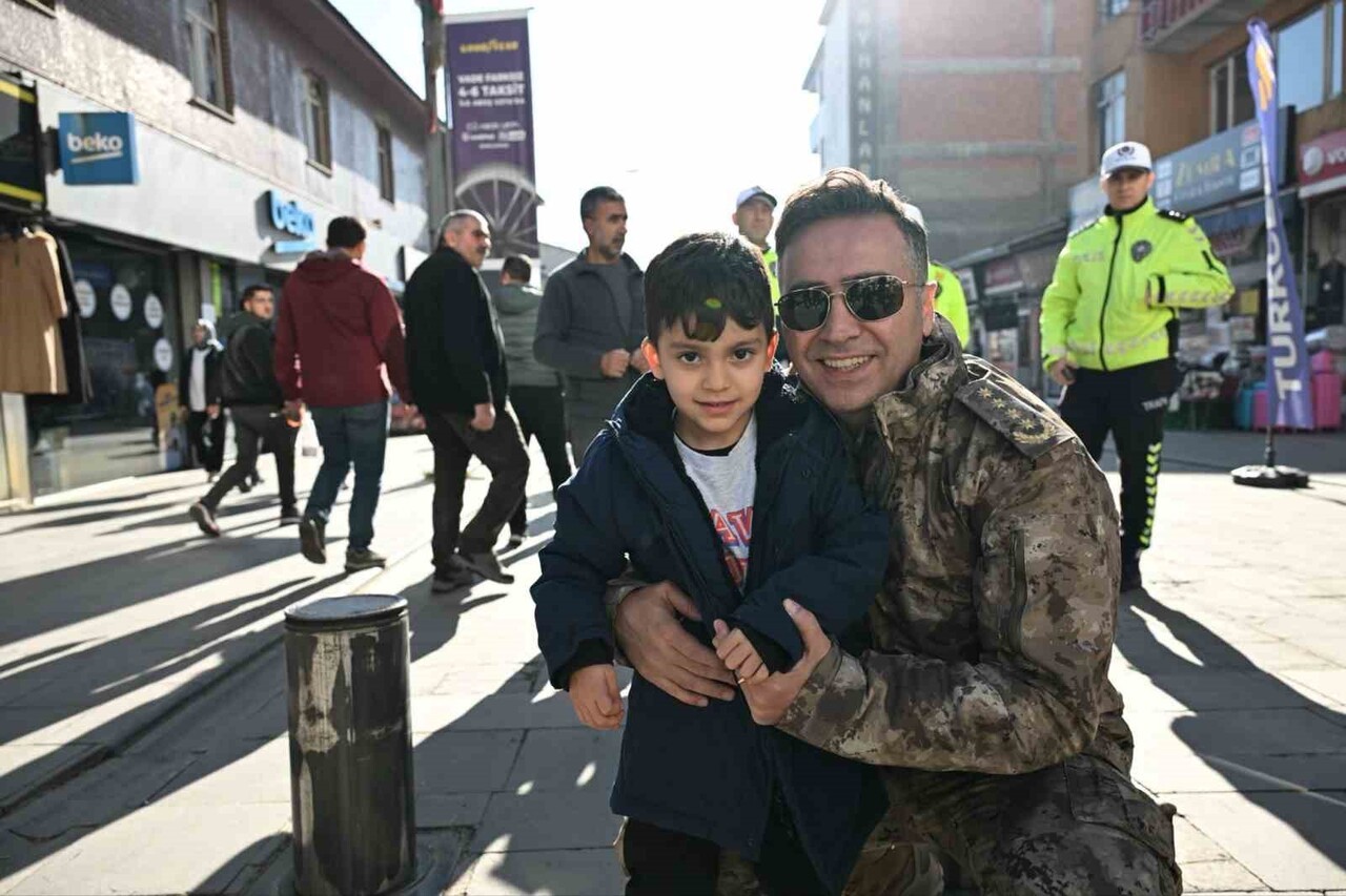 AĞRI İL EMNİYET MÜDÜRÜ GÖKSEL ÖNDER, KENT MERKEZİNDEKİ ESKİ VAN CADDESİ'NDE TRAFİK DÜZENİ İLE YAYA...