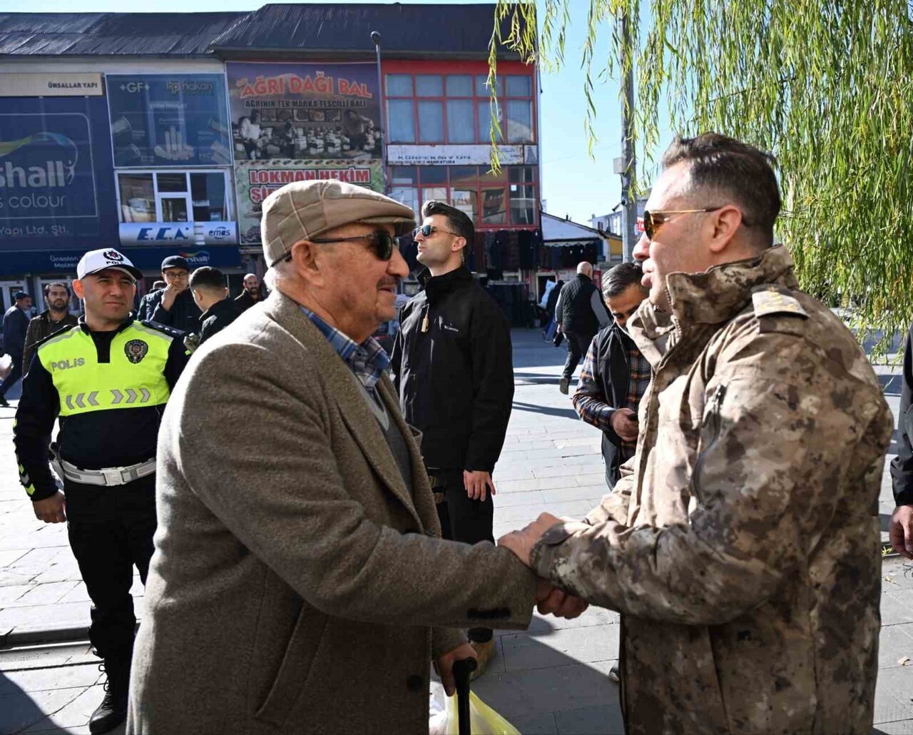 AĞRI İL EMNİYET MÜDÜRÜ GÖKSEL ÖNDER, KENT MERKEZİNDEKİ ESKİ VAN CADDESİ'NDE TRAFİK DÜZENİ İLE YAYA...