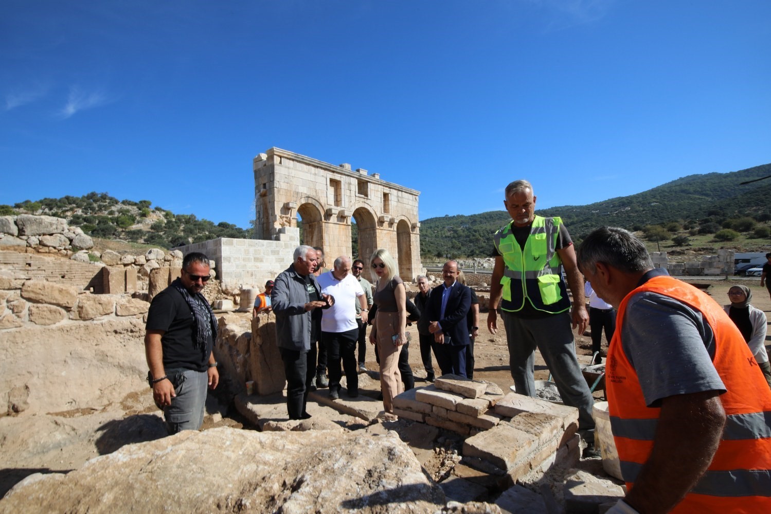 AKDENİZ ÜNİVERSİTESİ REKTÖRÜ PROF. DR. ÖZLENEN ÖZKAN, EDEBİYAT FAKÜLTESİ ARKEOLOJİ BÖLÜMÜ ÖĞRETİM...