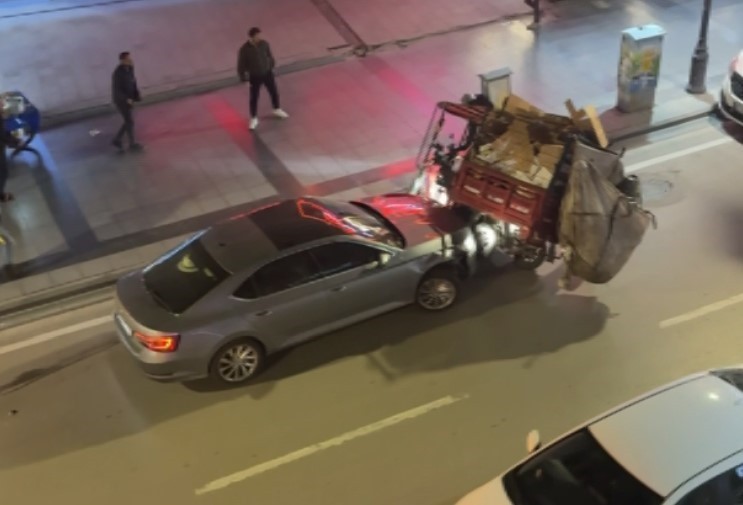 AKSARAY'DA ALKOLLÜ SÜRÜCÜNÜN KULLANDIĞI OTOMOBİL KALDIRIMA ÇIKIP 3 YAYAYI YARALADI. BARİYERLERİ...