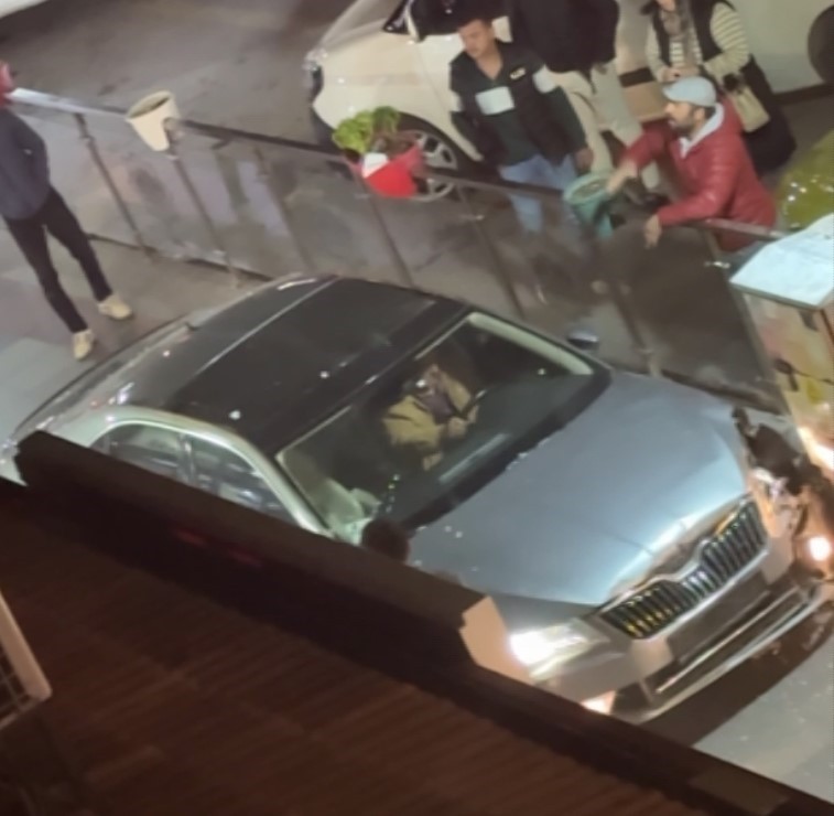 AKSARAY'DA ALKOLLÜ SÜRÜCÜNÜN KULLANDIĞI OTOMOBİL KALDIRIMA ÇIKIP 3 YAYAYI YARALADI. BARİYERLERİ...