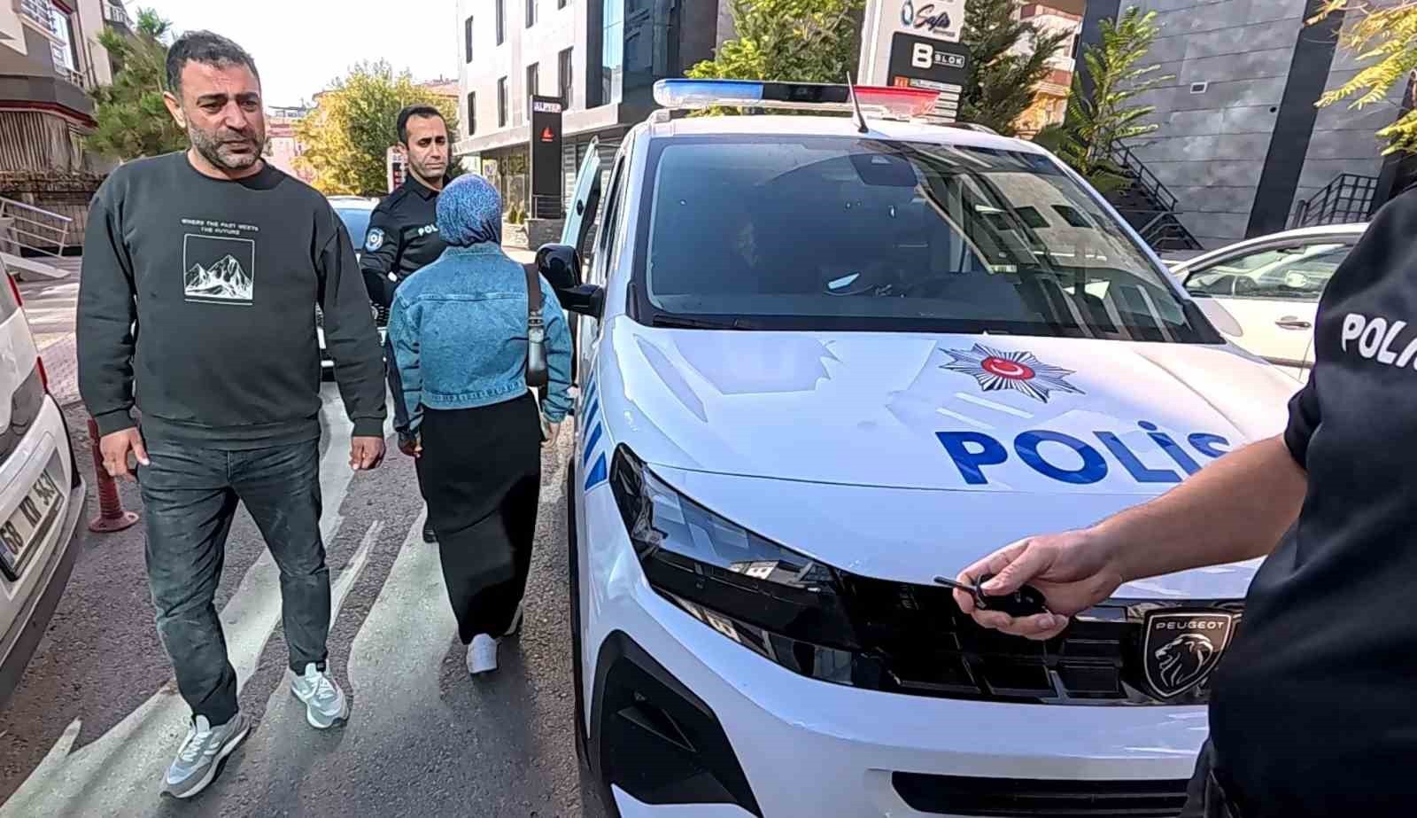 AKSARAY'DA AVUKATININ YANINDAN ÇIKAN KADININ ARACININ CAMI, ÖNÜNE ÇIKAN BOŞANMA AŞAMASINDAKİ...