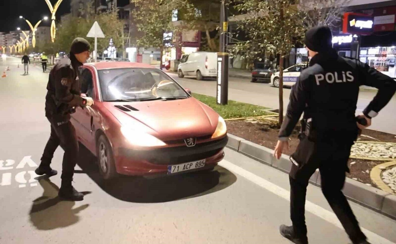 AKSARAY'DA POLİSİN ‘DUR' İHTARINA UYMAYIP KAÇMAK İSTEYEN ÇOCUK SÜRÜCÜ BEKÇİ VE POLİSİN...