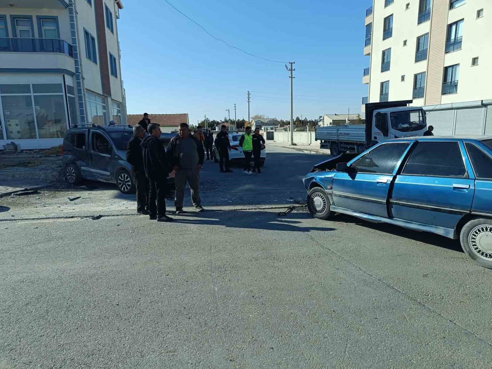 AKSARAY’DA HAFİF TİCARİ ARAÇ İLE OTOMOBİLİN ÇARPIŞMASI SONUCU MEYDANA GELEN TRAFİK KAZASINDA 7...