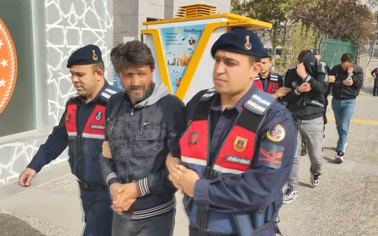 AKSARAY’DA JANDARMA EKİPLERİ TARAFINDAN YAPILAN OPERASYONDA 1 KİLO KOKAİN İLE 2 KİLO ESRAR MADDESİ...