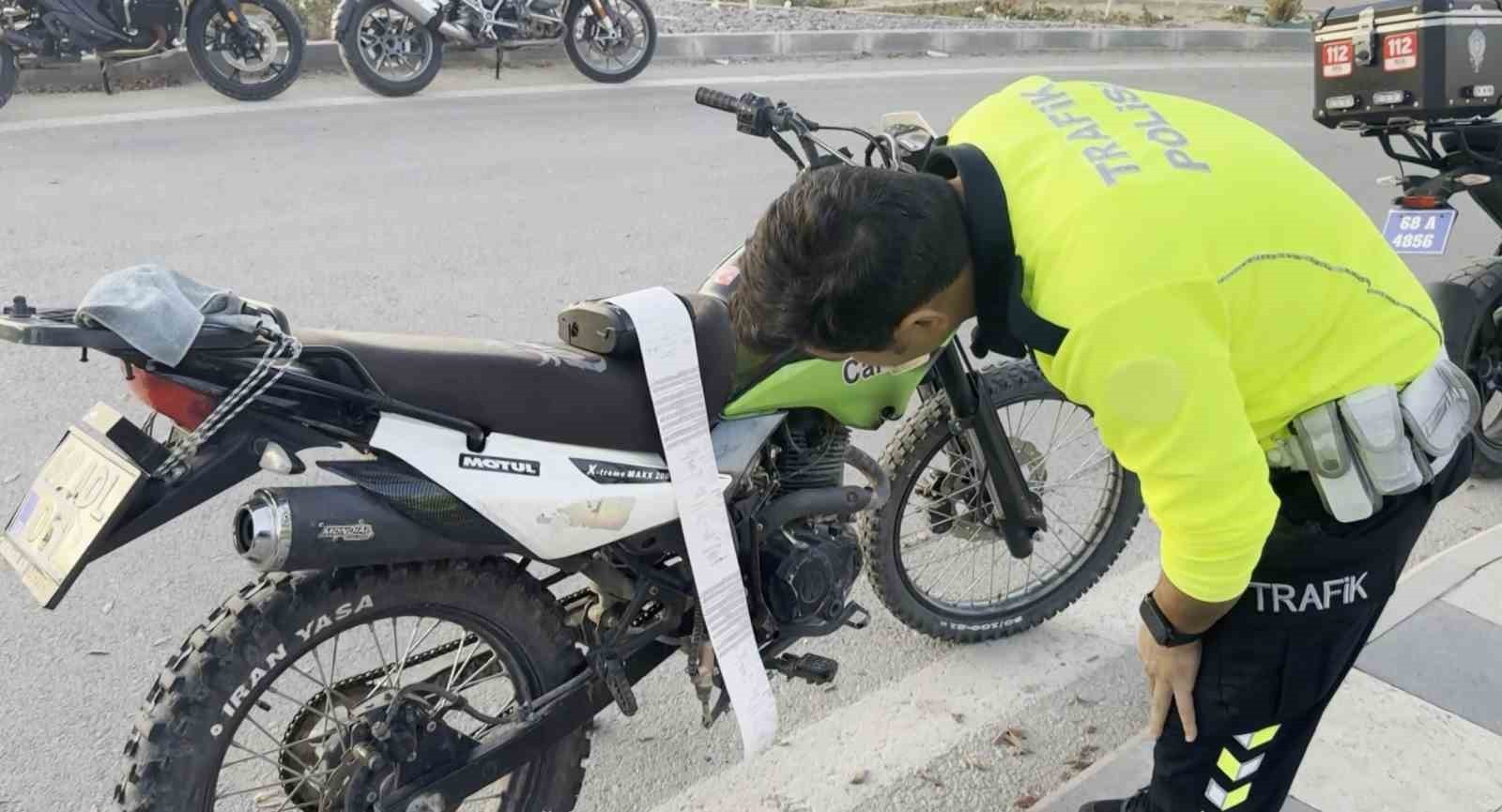 AKSARAY’DA POLİSİN ‘DUR’ İHTARINA UYMAYAN MOTOSİKLET SÜRÜCÜSÜ KOVALAMACA SONUCU YAKALANIRKEN, 15...