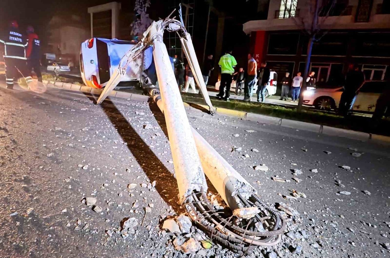 AKSARAY’DA SÜRÜCÜSÜNÜN DİREKSİYON HAKİMİYETİNİ KAYBETTİĞİ OTOMOBİL KONTROLDEN ÇIKARAK REFÜJE...