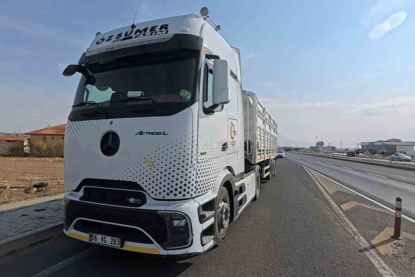 AKSARAY’DA TIR İLE ÇARPIŞAN OTOMOBİLİN DEVRİLMESİ SONUCU 3 KİŞİ YARALANDI.