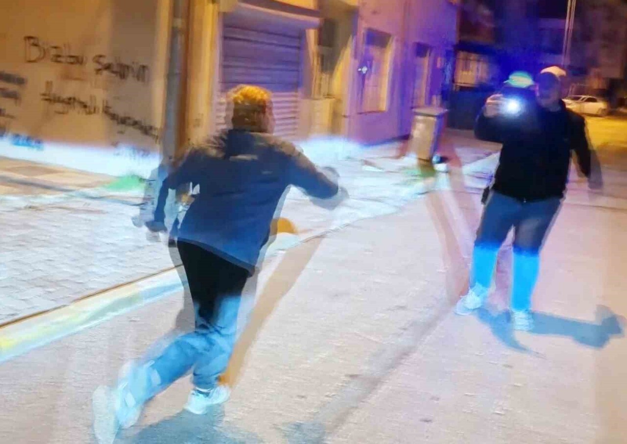 AKSARAY’DA YARALAMALI KAZAYA KARIŞIP KAÇAN SÜRÜCÜNÜN YAKINLARI OLAY YERİNE GELEN POLİSE BİR...