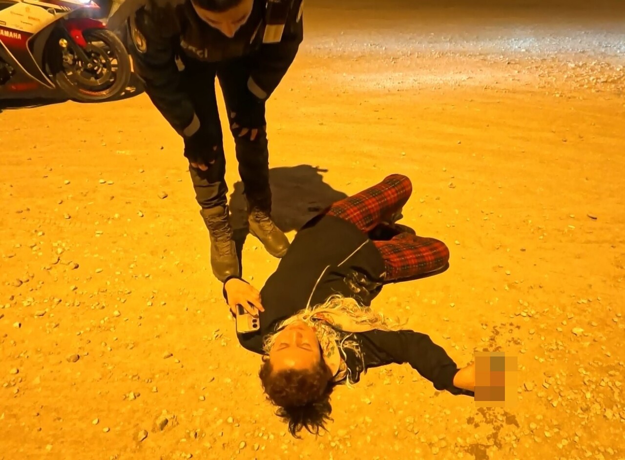 AKSARAY’DA YERDE HAREKETSİZ YATAN BİR KADINA MÜDAHALE EDEN BEKÇİLER, ALKOLLÜ OLDUĞU BELİRLENEN...