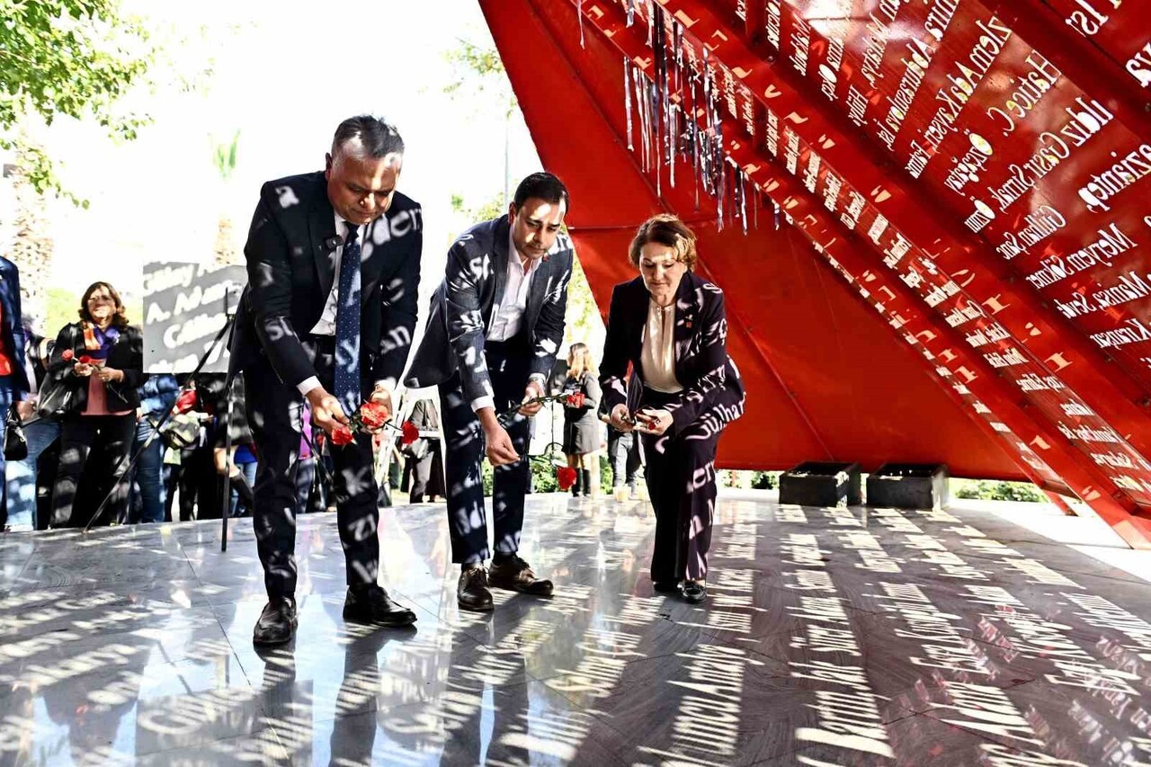 AL YAZMA ANITI'NA KIRMIZI KARANFİLLER BIRAKILDI