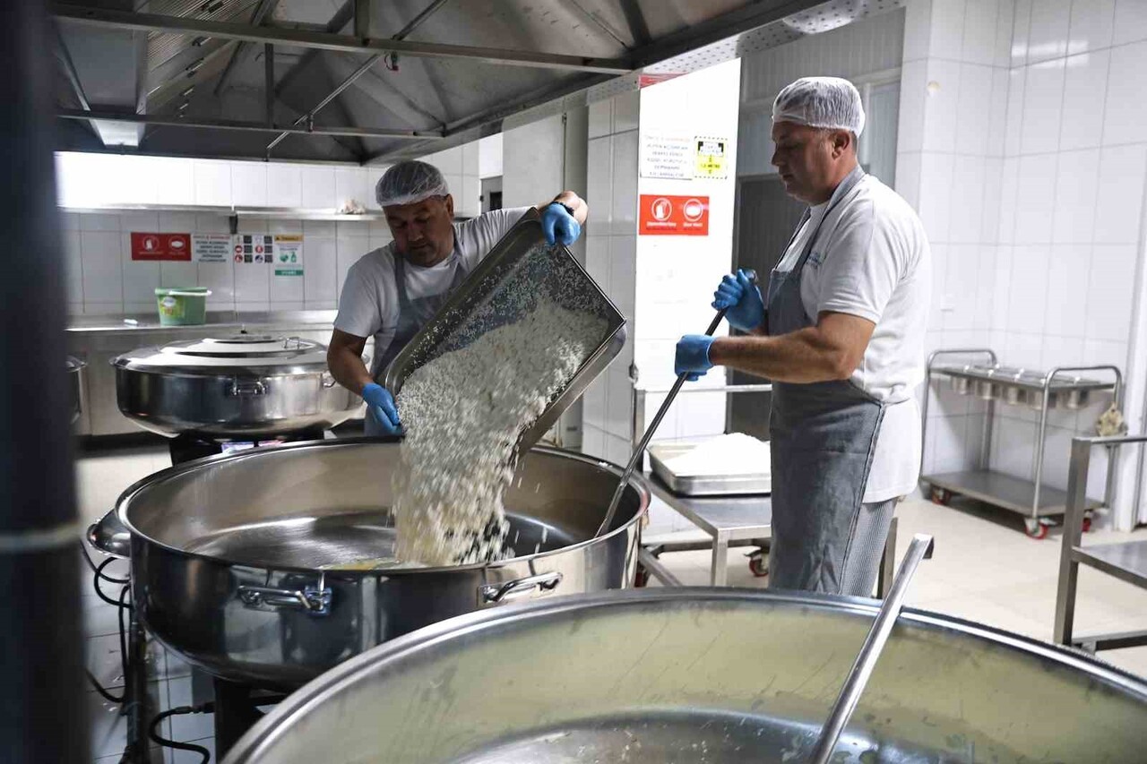 ALANYA AŞEVİ DE İLÇE MERKEZİ VE KIRSAL MAHALLELERDE KENDİ YEMEĞİNİ YAPAMAYACAK DURUMDA OLAN...