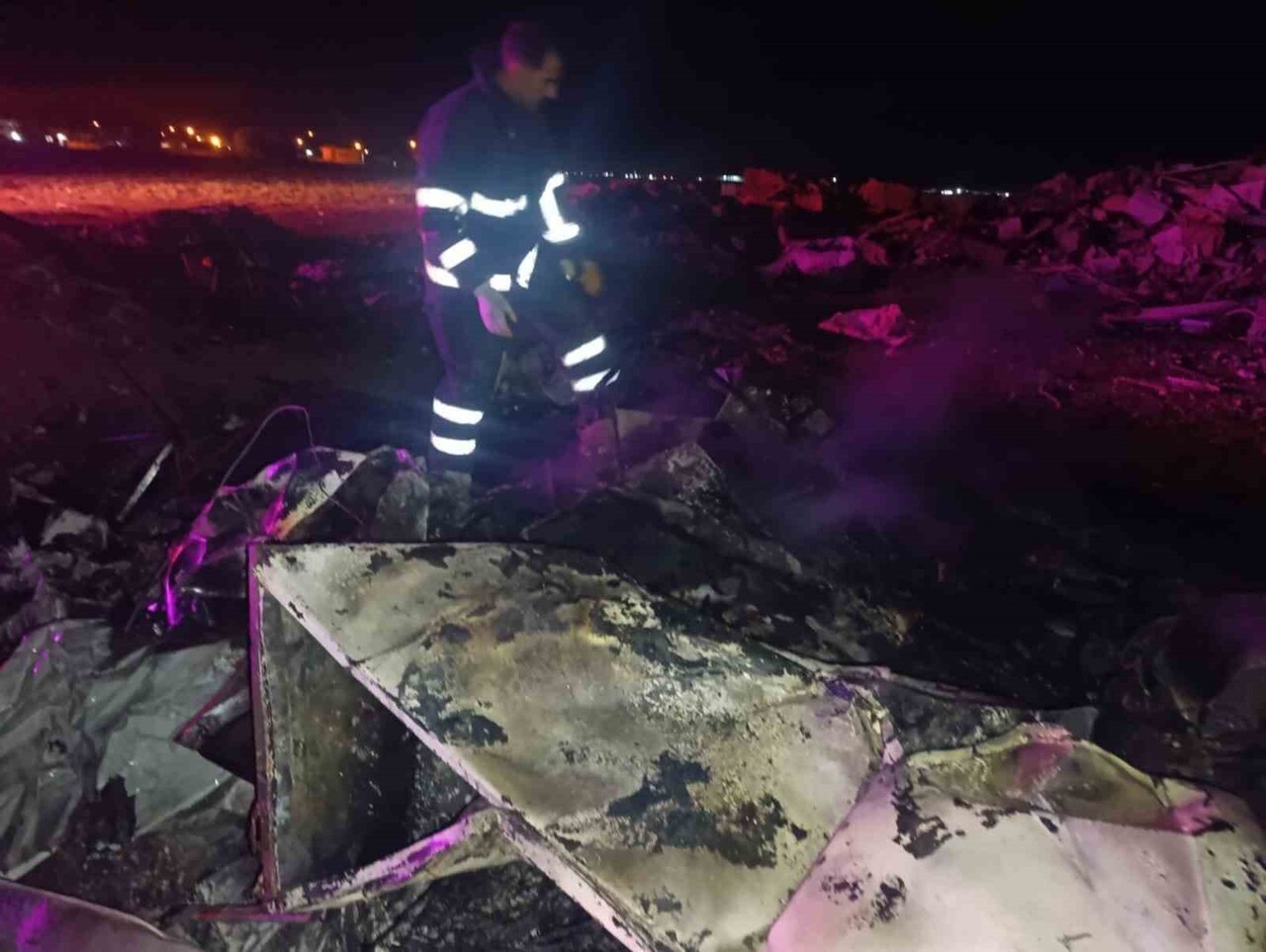 ALEVLERİ GÖREN ÇEVREDEKİ VATANDAŞLAR DURUMU İTFAİYE EKİPLERİNE BİLDİRDİ.