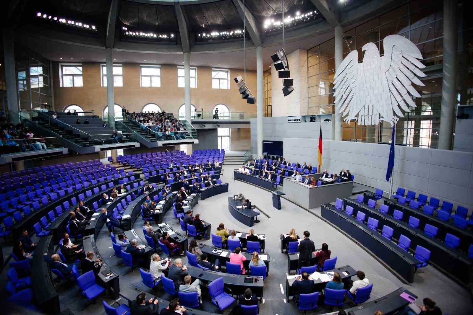 ALMAN FEDERAL MECLİS POLİSİ, YABANCI DİLDE YAZILAN BİR ÖN YAZI İLE BİRLİKTE MİLLETVEKİLLERİNE...