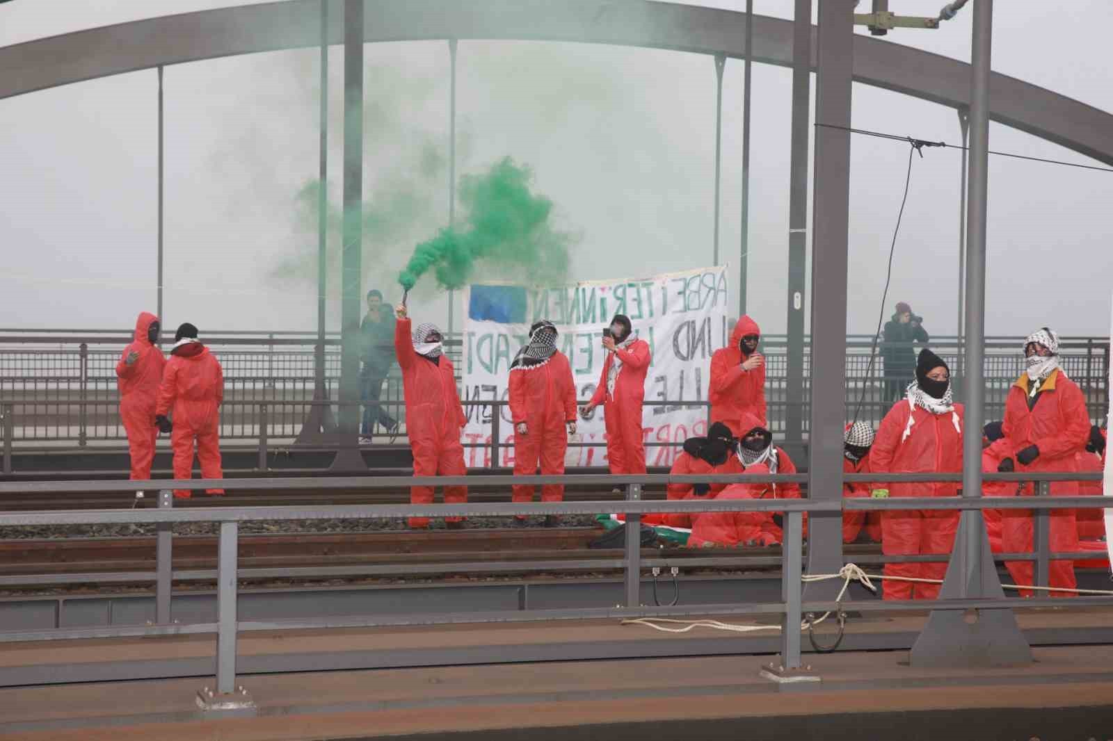 ALMANYA’DA FİLİSTİN YANLISI BİR GRUP İSRAİL'E SİLAH İHRACATININ DURDURULMASI VE ALMAN HÜKÜMETİNİN...