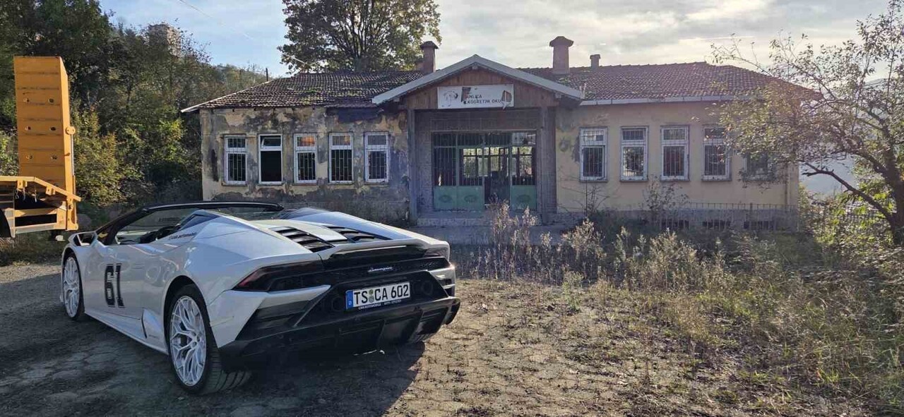 ALMANYA’DA YAŞAYAN MUHAMMET CAN, MEMLEKETİNE MİLYON TL DEĞERİNDEKİ LAMBORGHİNİ MARKA SPOR...