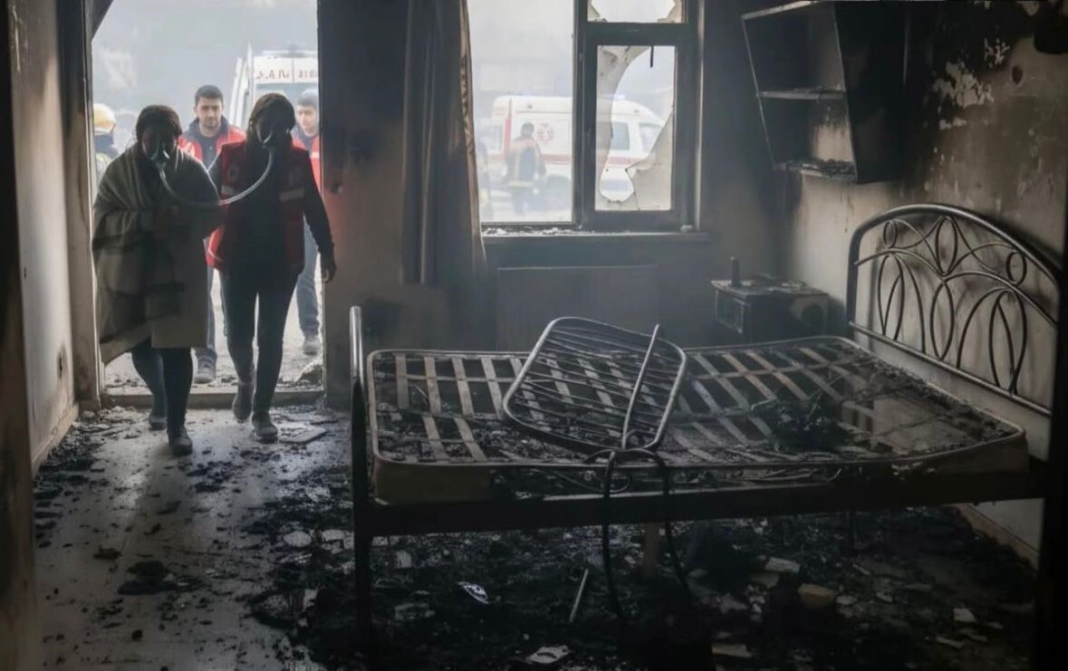 ALTINORDU İLÇESİNDE BİR EVDE ELEKTRİKLİ BATTANİYEDEN ÇIKAN YANGINDA 4 KİŞİ DUMANDAN...