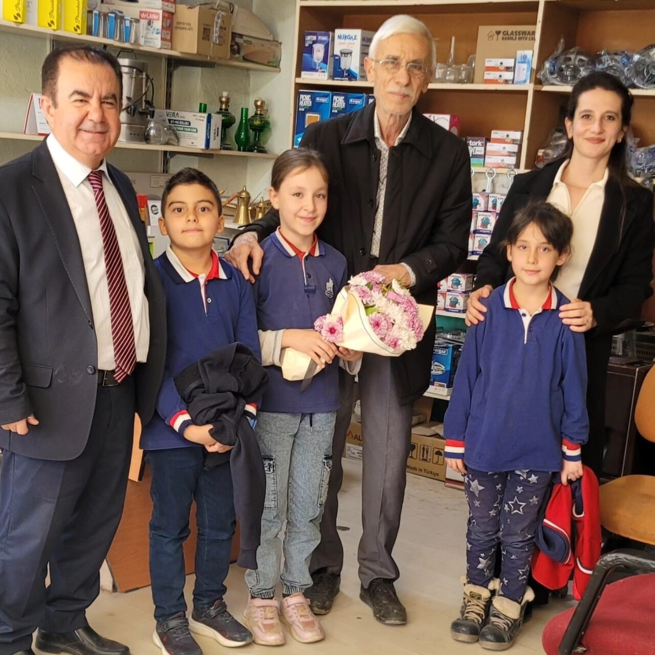 ALTINTAŞ’TA MİNİKLERDEN EMEKLİ ÖĞRETMENLERE ANLAMLI ZİYARET