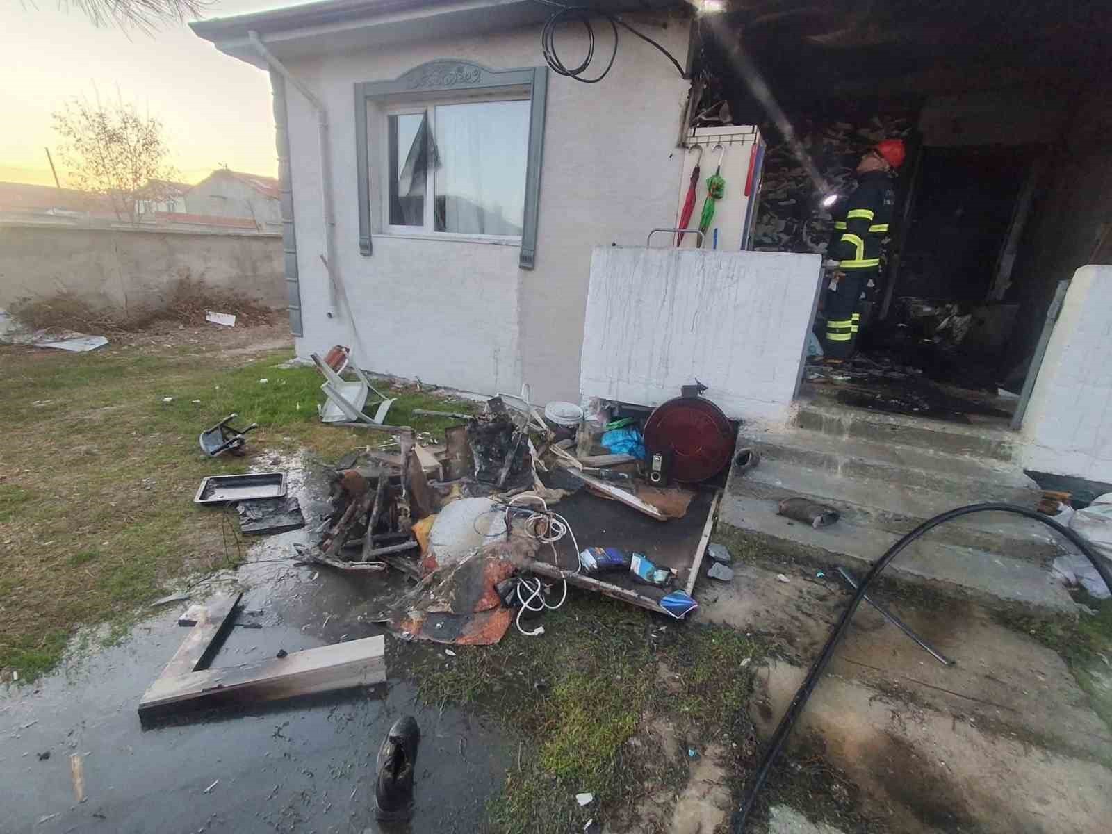 ALTINTAŞ ZAFERTEPEÇALKÖY’DE EV YANGINI KORKUTTU