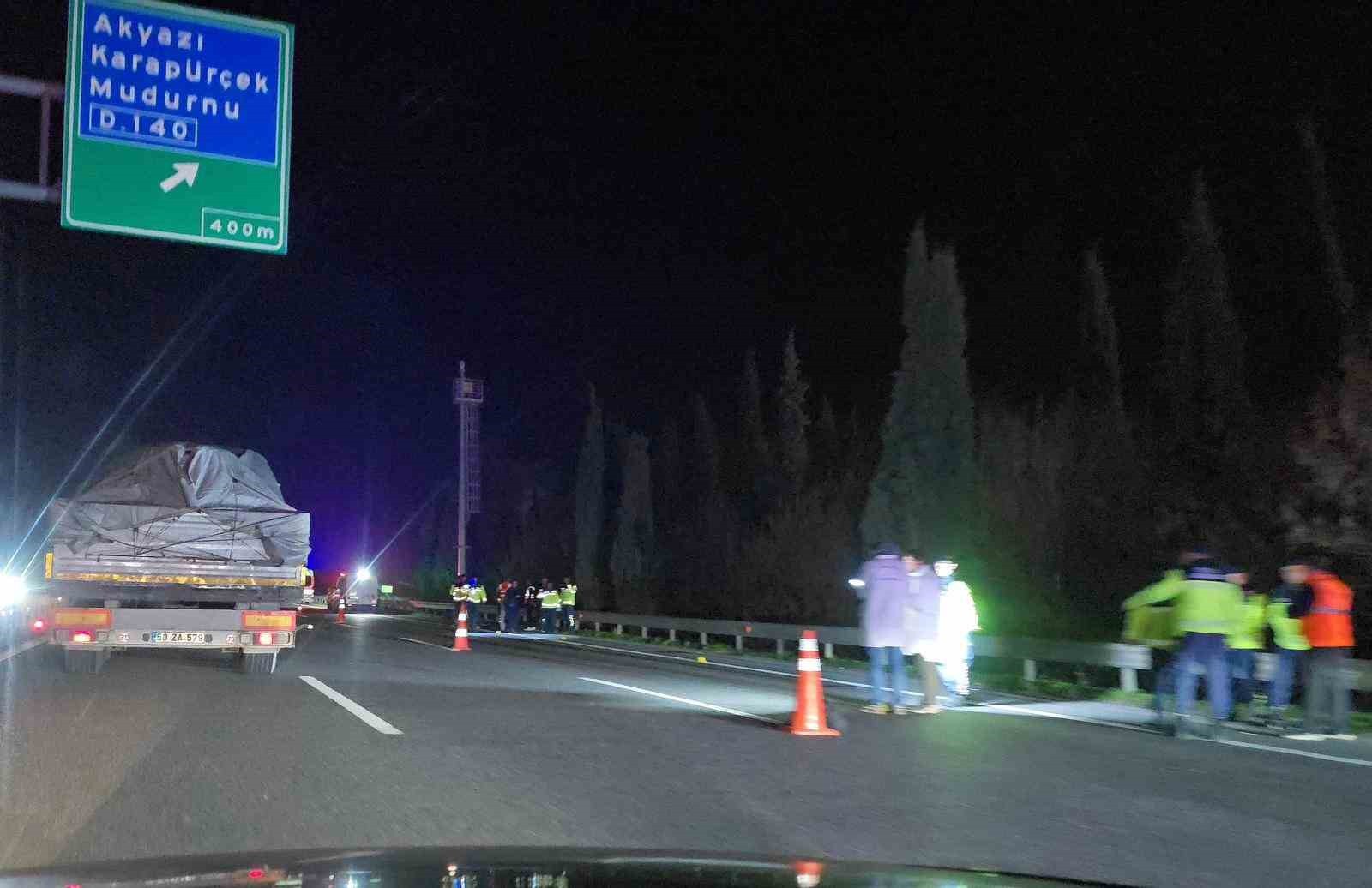 ANADOLU OTOYOLU SAKARYA GEÇİŞİNDE OTOMOBİLİN ÇARPTIĞI YAYA OLAY YERİNDE HAYATINI KAYBETTİ.