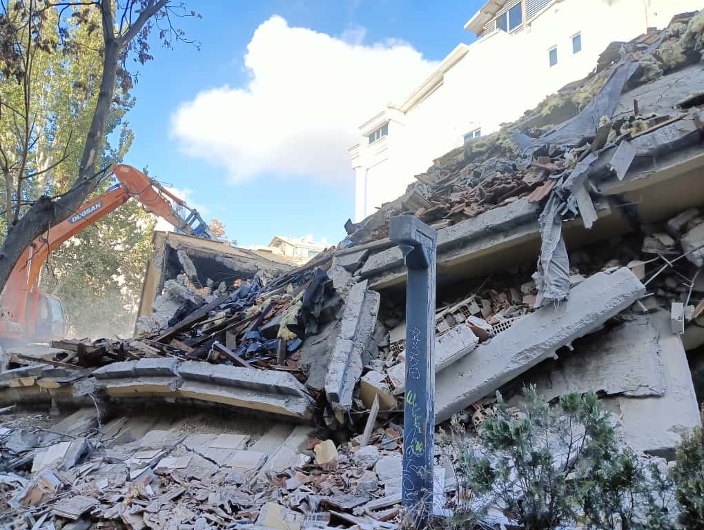 ANKARA ÇANKAYA’DA KONTROLLÜ YIKIM ÇALIŞMASI YAPILAN 5 KATLI ATIL BİNADA ÇÖKME MEYDANA...