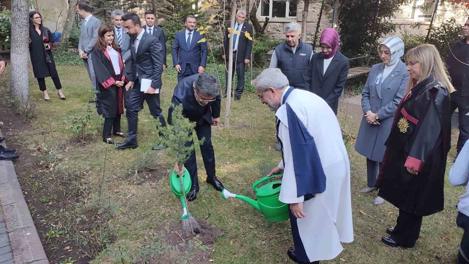 ANKARA ÜNİVERSİTESİ 2025-2026 AKADEMİK YILI AÇILIŞ TÖRENİ DÜZENLENDİ. TÖRENDE, AKADEMİK YILIN...