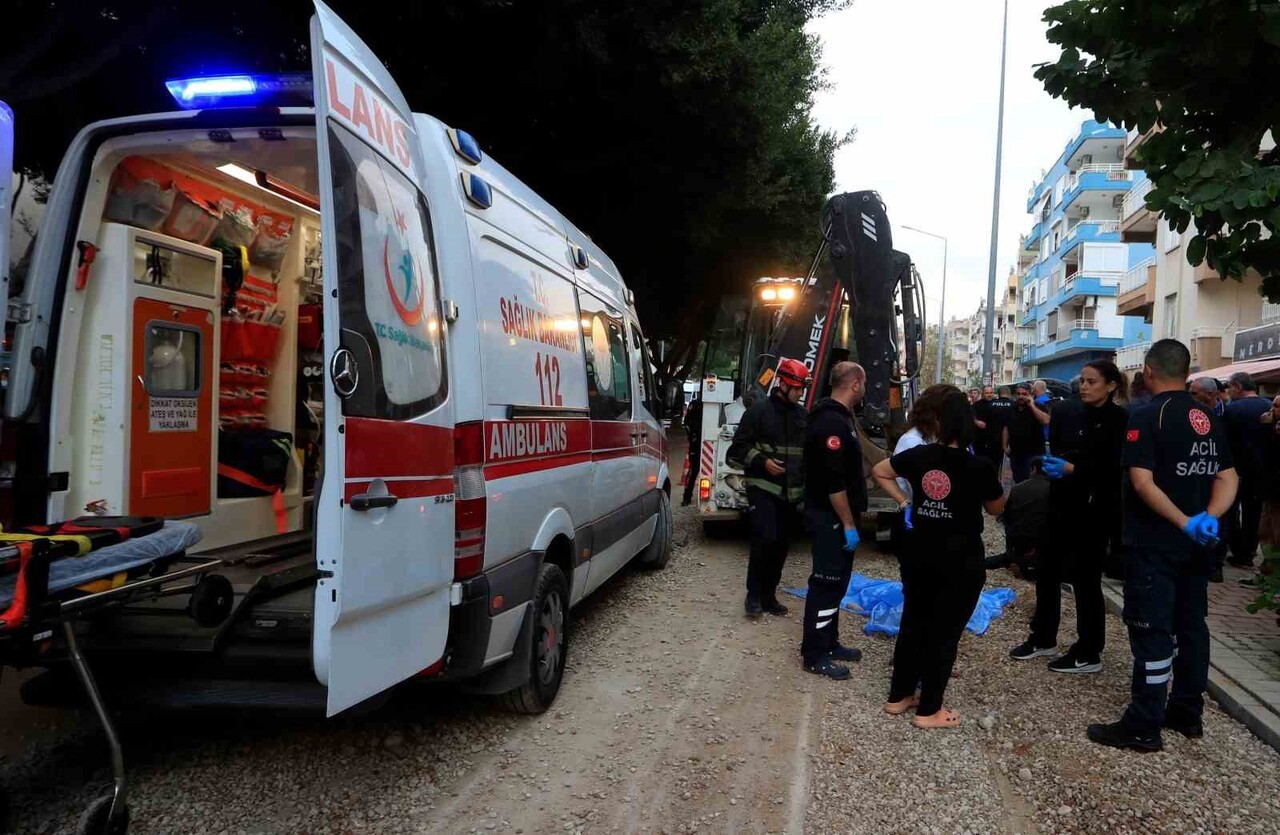 ANTALYA'DA İÇME SUYU HATTI ÇALIŞMASI SIRASINDA KEPÇENİN ÇARPTIĞI 81 YAŞINDAKİ YAŞLI ADAM, YAŞAMINI...